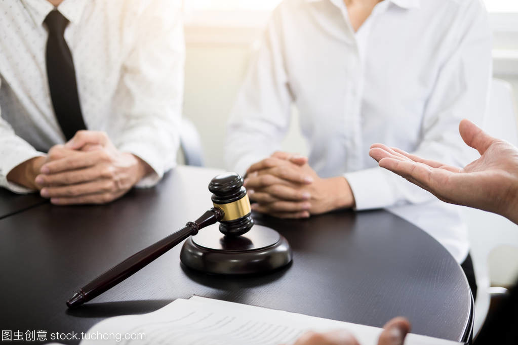 商务人士和律师讨论合同文件坐